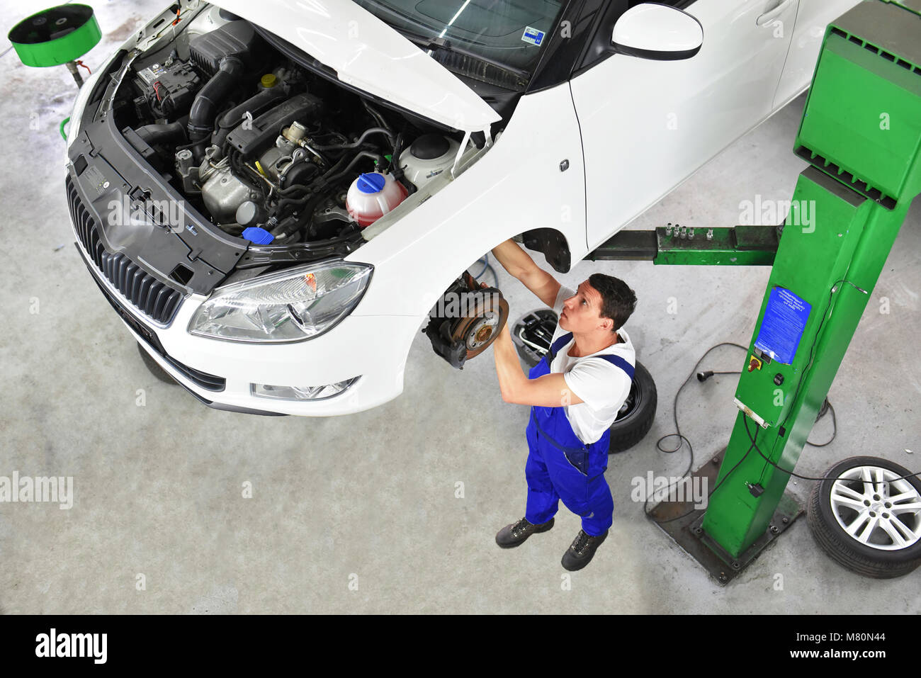 Mechanic lifting hi-res stock photography and images - Alamy