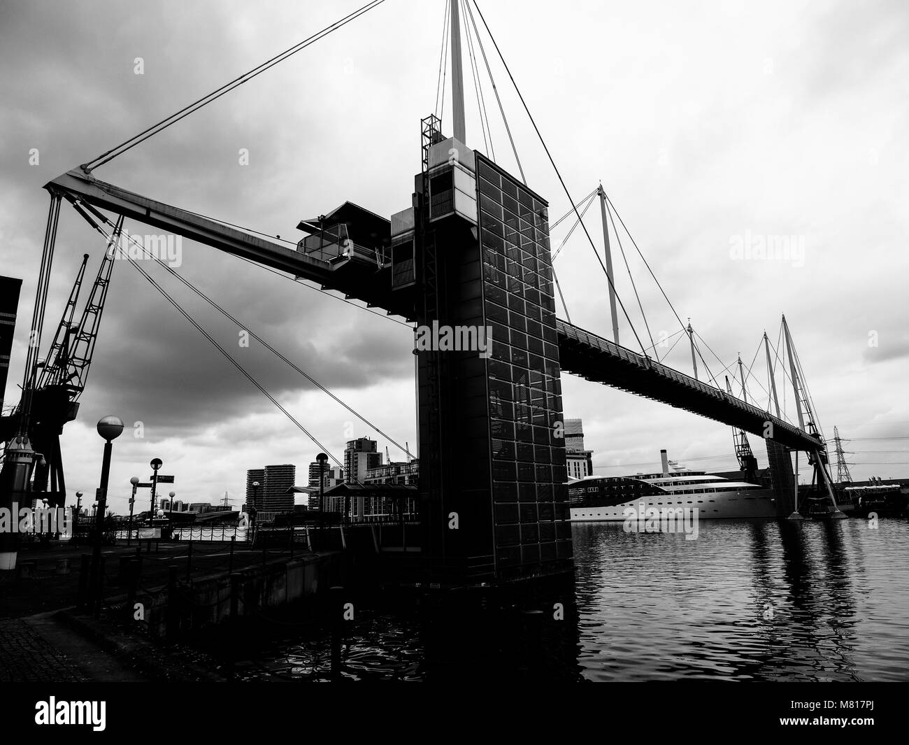 Connaught bridge hires stock photography and images Alamy