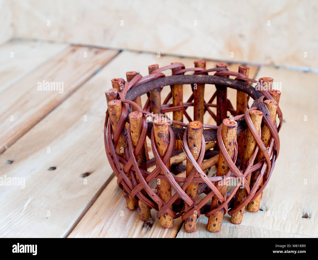 wickerwork, woodwork, to weave a basket Stock Photo Alamy