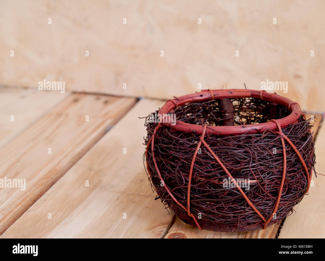 wickerwork, woodwork, to weave a basket Stock Photo Alamy