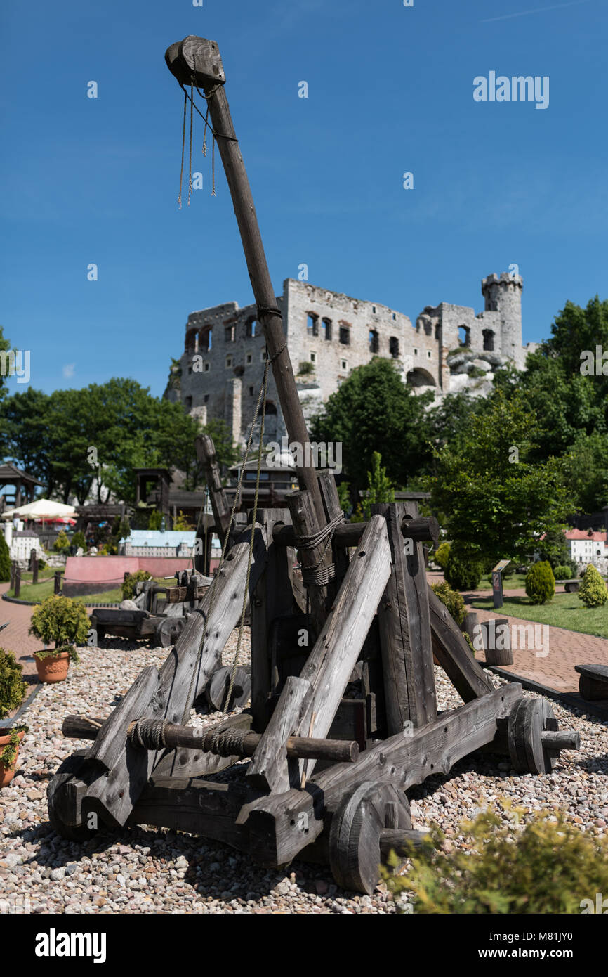 Medieval catapult made entirely of wood, Old castle Ogrodzieniec in the background Stock Photo