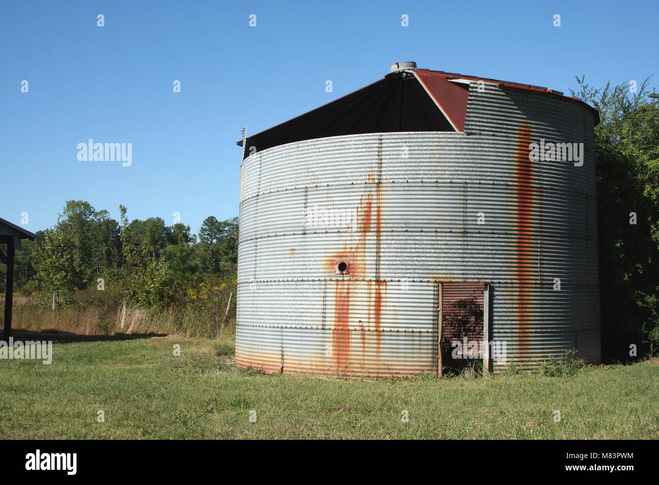 Old barn farm grain bin hires stock photography and images Alamy