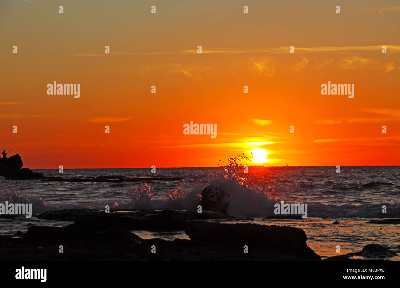 Rocky shore lines hi-res stock photography and images - Alamy