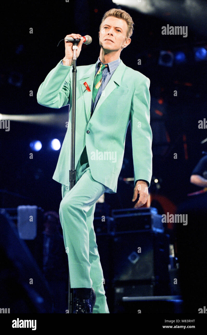 David Bowie Performing At The Freddie Mercury Tribute Concert For Aids Awareness At Wembley Stadium Picture Taken Easter Monday 20th April 1992 Stock Photo Alamy