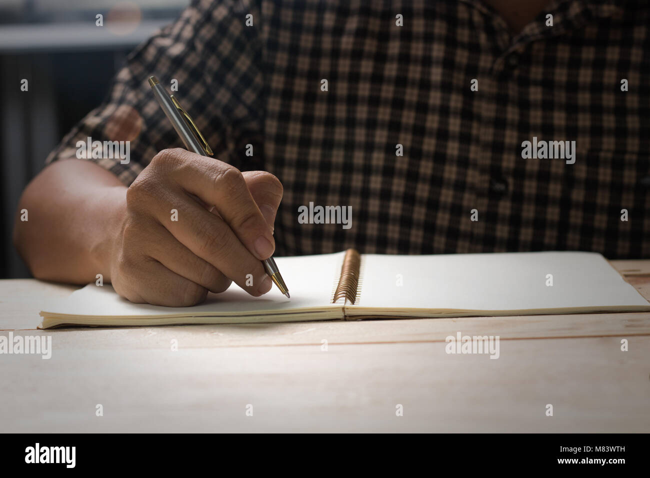 Hands drawing in note book hi-res stock photography and images - Alamy