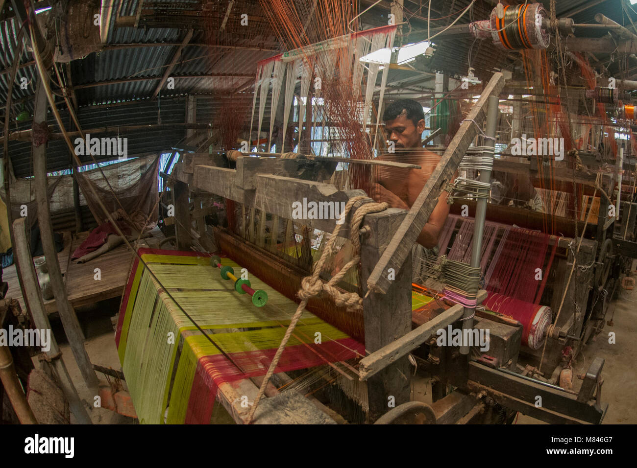 Cotton cloth weaver weavers hi-res stock photography and images - Alamy