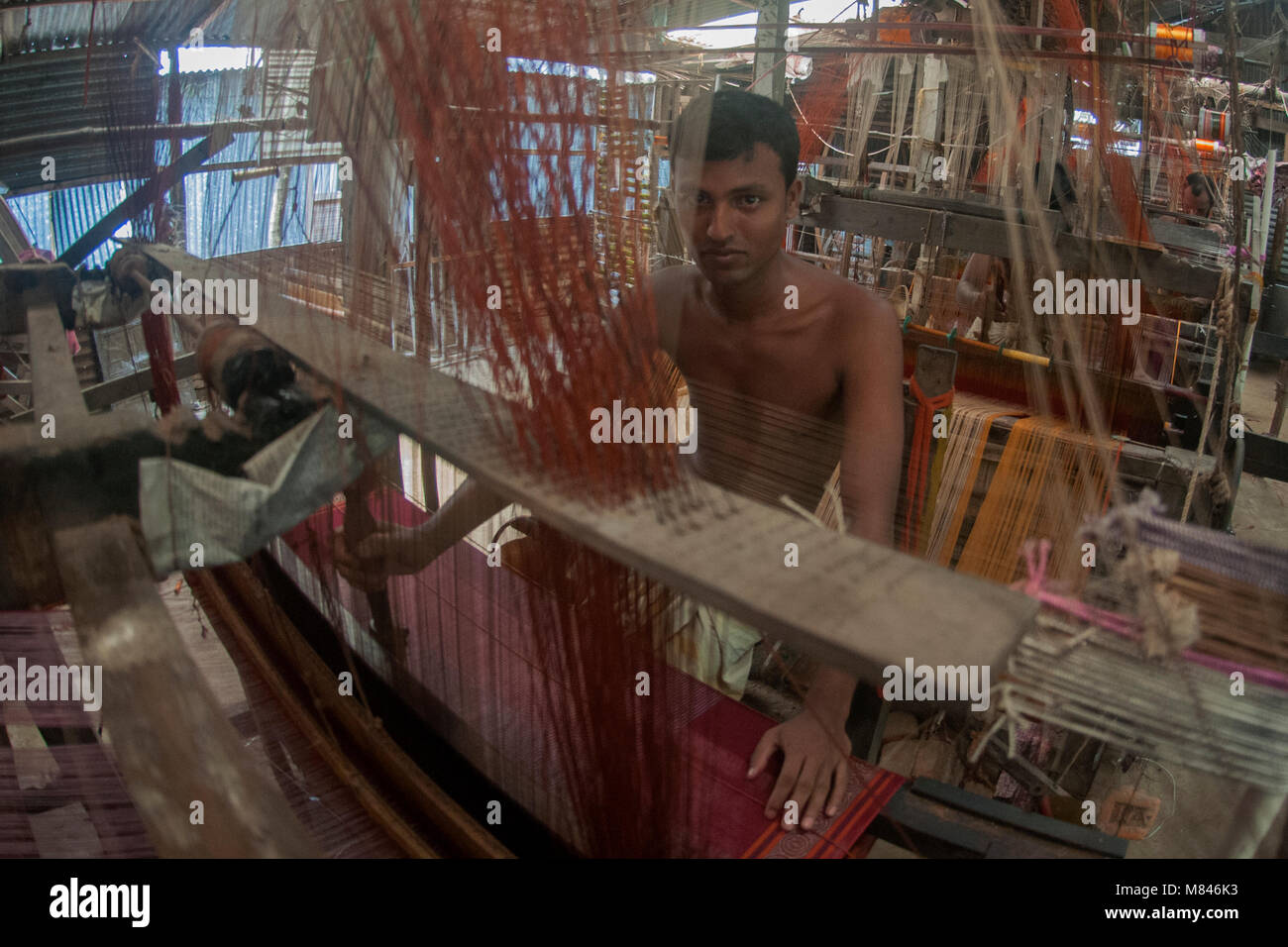 Cotton cloth weaver weavers hi-res stock photography and images - Alamy