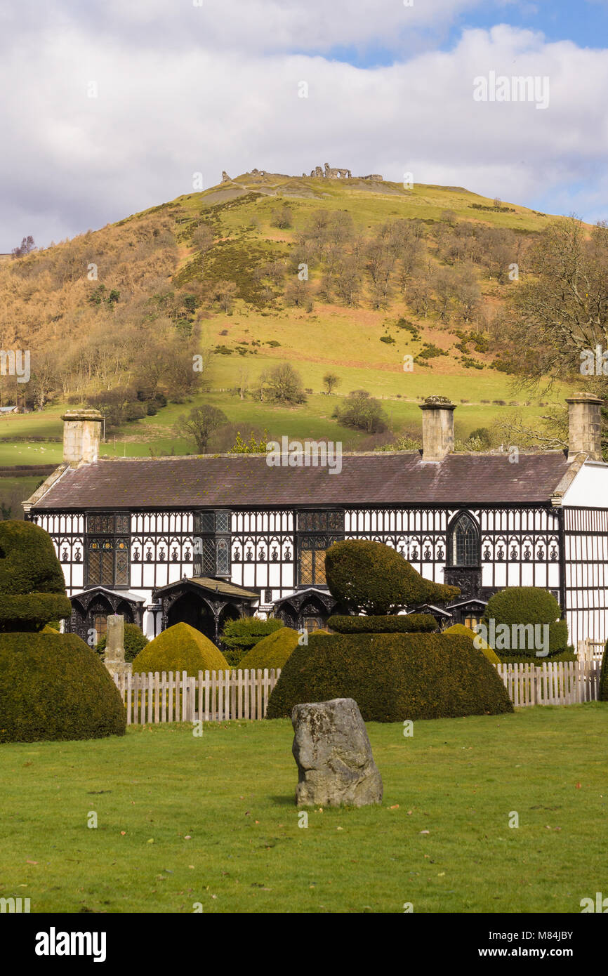 Plas Newydd Llangollen home of the Ladies of Llangollen who lived there  from 1780 to 1831 with the ruins of Dinas Bran Castle in the background Stock Photo