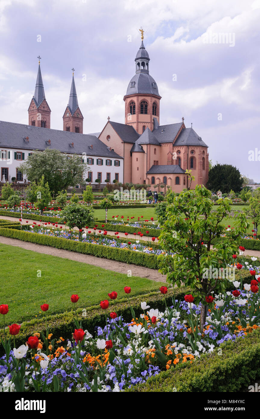 Seligenstadt, Einhard-Basilika St. Marcellinus und Petrus, Klostergarten, Hessen, Deutschland, Europa Stock Photo