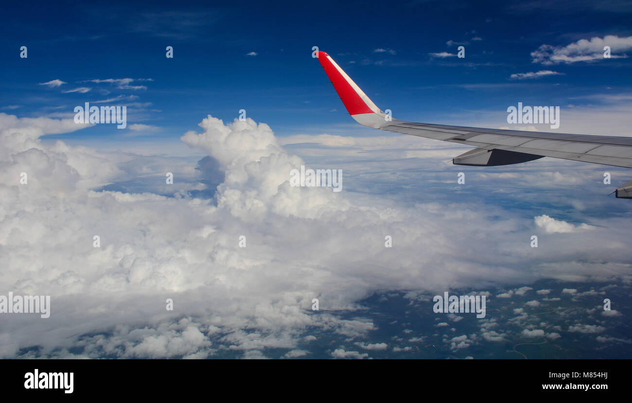 Airplane wing view. An aircraft flying in the blue sky Stock Photo - Alamy