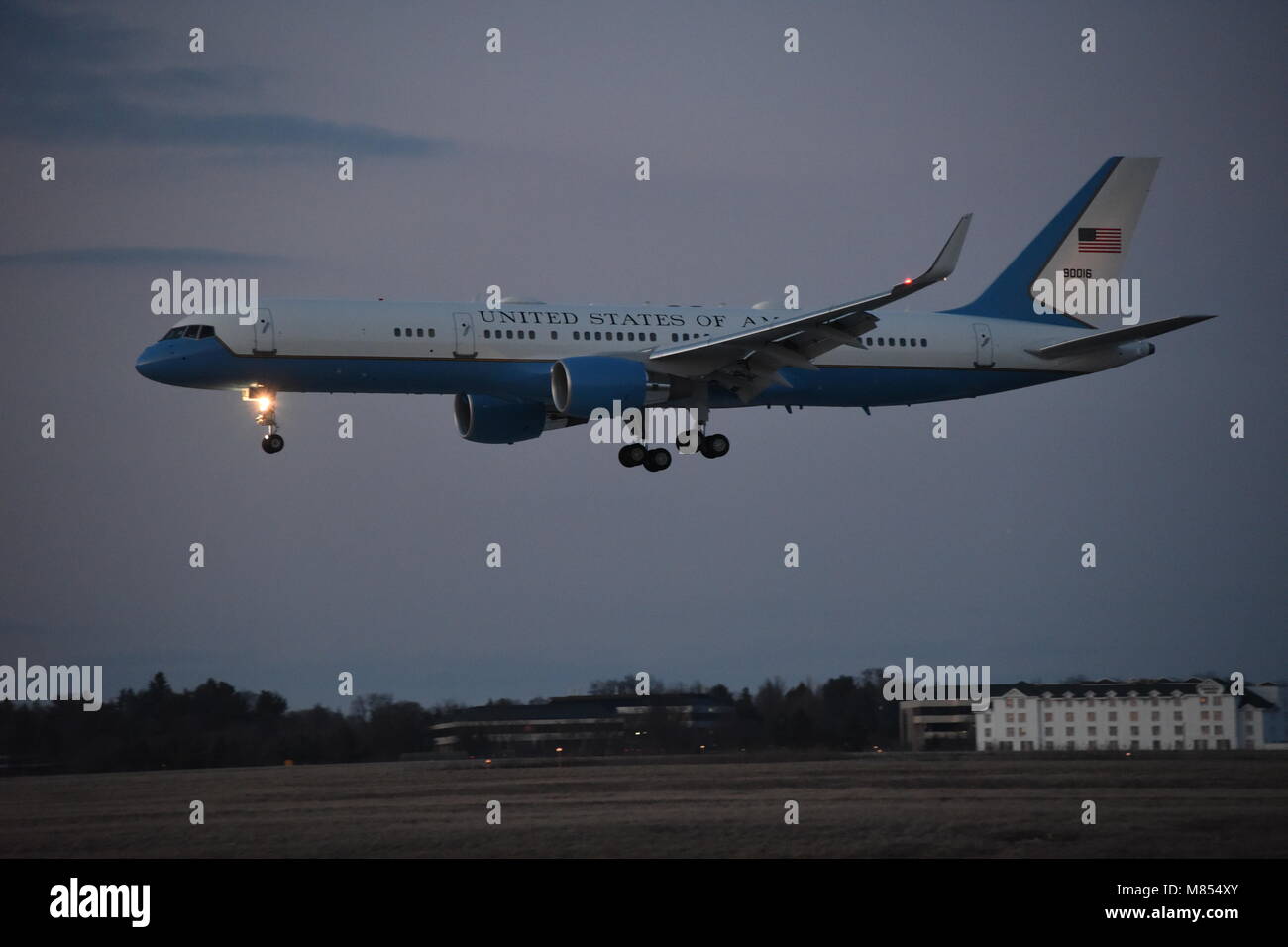 The smaller aircraft in the Air Force One fleet prepares to land at Pittsburgh International Airport as President Trump travels to meet with Rick Saccone representing the 39th Legislative District in the Pennsylvania House of Representatives for a campaign event at Atlantic Aviation March 10, 2018. (U.S. Air National Guard photo by Senior Master Sgt. Shawn Monk) Stock Photo