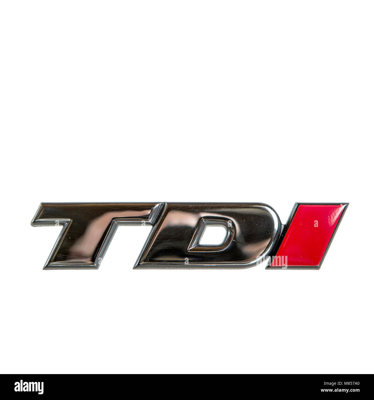 Chromschriftzug TDI mit rotem I von einem Volkswagen. Die drei Buchstaben stehen für die beliebten VW Fahrzeuge mit Dieselmotoren. Das rote I steht fü Stock Photo