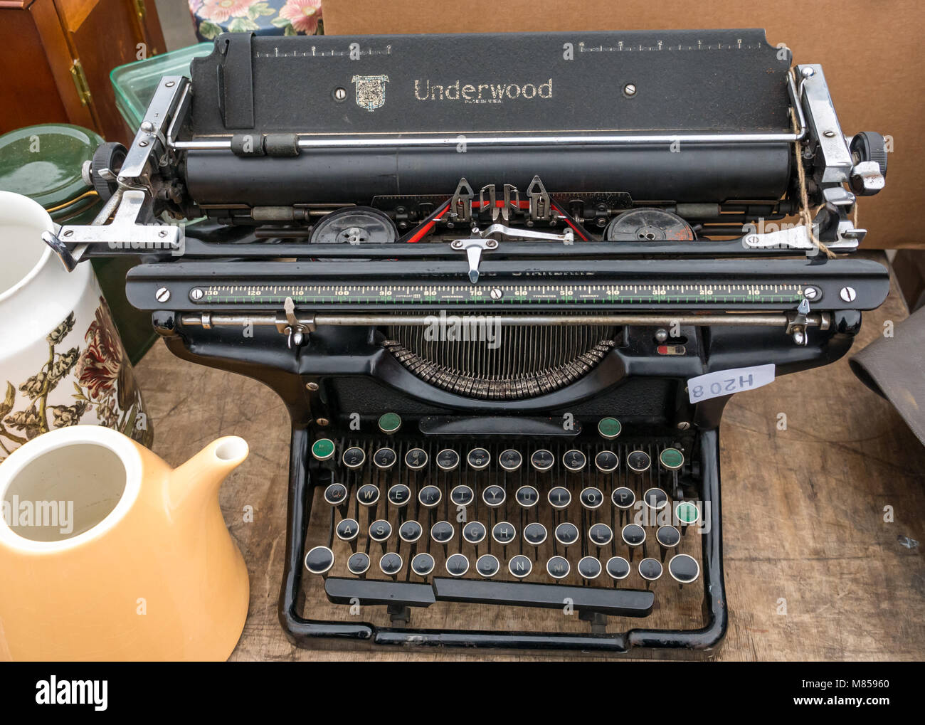 Lane sale table auction, Ramsey Cornish, Jane Street, Leith, Edinburgh, Scotland, UK, with old fashioned Underwood typewriter Stock Photo