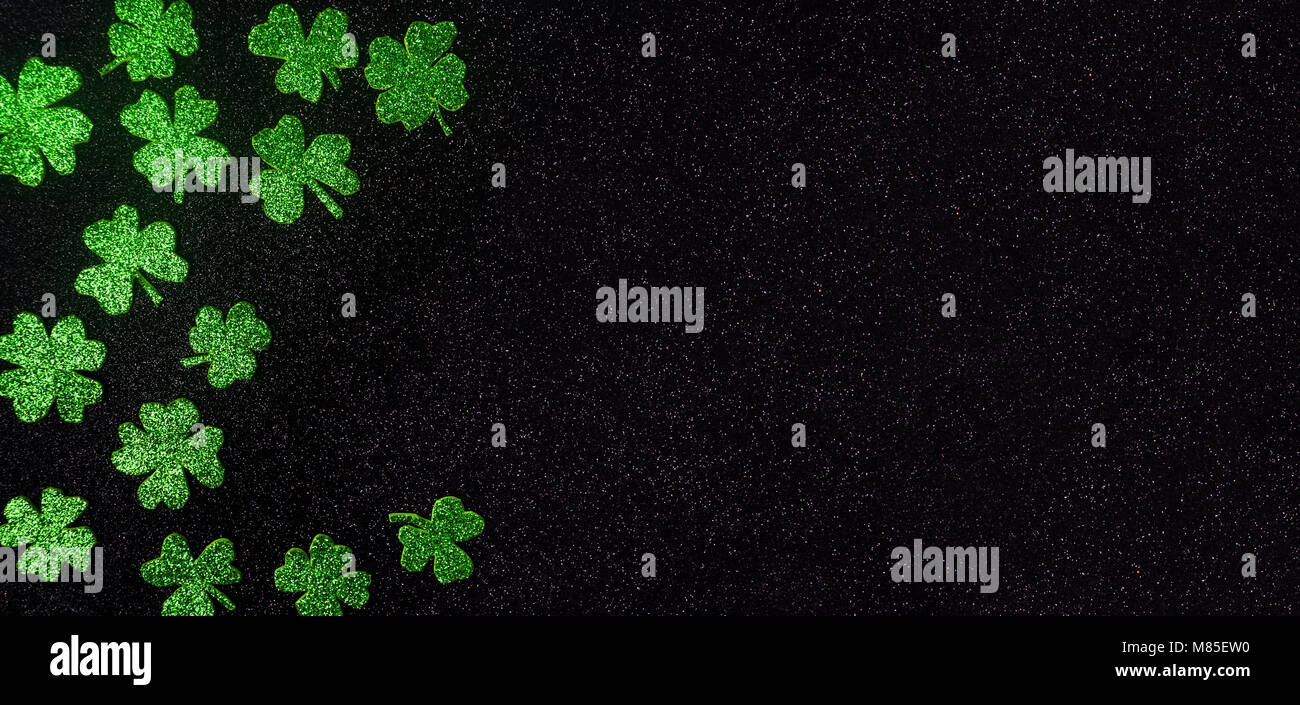 Glittering green clovers background pattern flat lay Stock Photo - Alamy