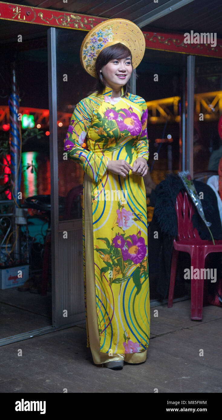 Vietnamese girl boat hi-res stock photography and images - Alamy