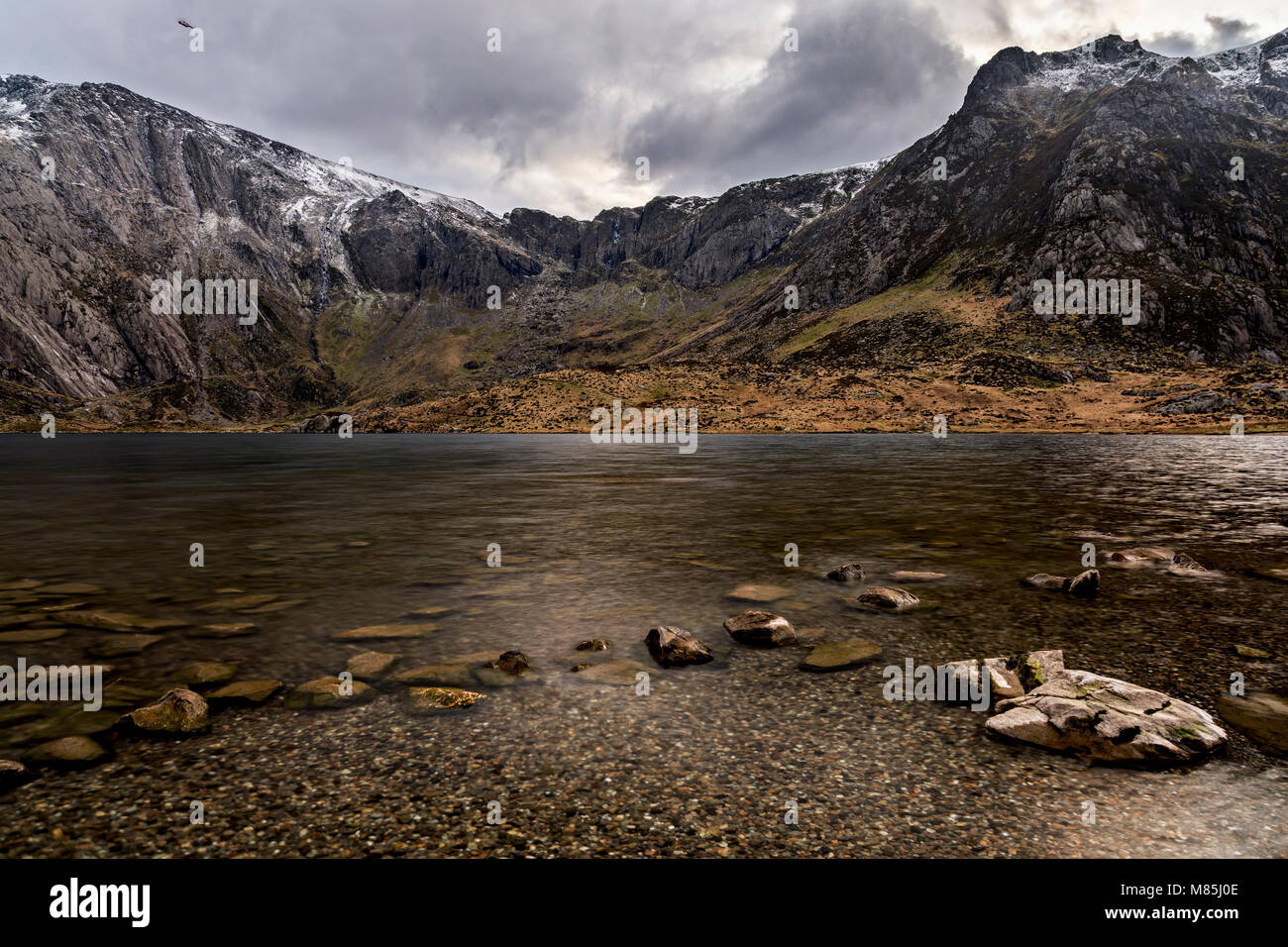 Llyn Idwal and the Devils Kitchen in the Glyderau mountain range in winter, Snowdonia, North Wales Stock Photo