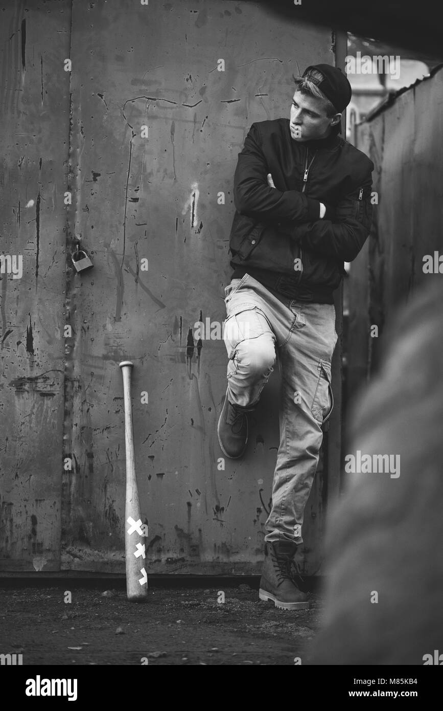 криминал романтика. хулиганка стихотворение. стихи о доброте и любви к людям. поющие хулиганы. хулиган стала чуточку добрее.