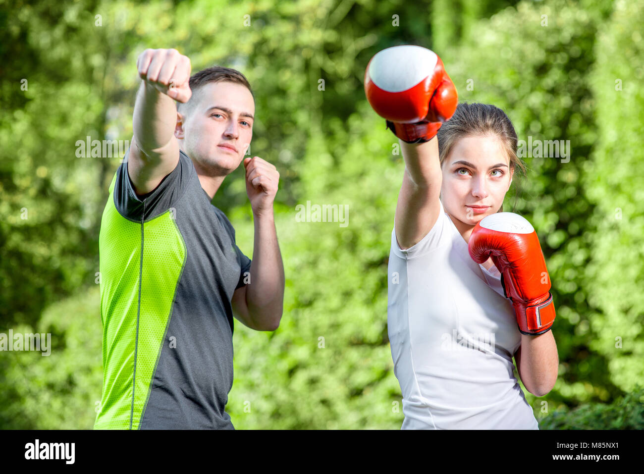 deporte hombre y mujer haciendo deporte fitness gimnasio Stock Photo