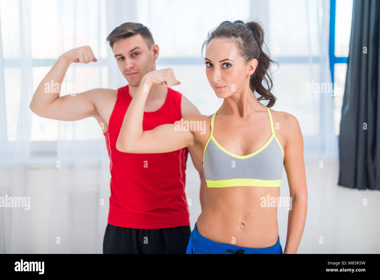 deporte hombre y mujer haciendo deporte fitness gimnasio Stock Photo