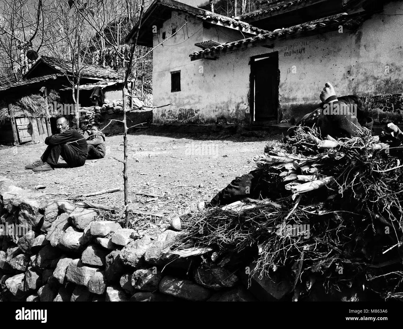 Sichuan, Sichuan, China. 15th Mar, 2018. Sichuan, CHINA-15th March 2018: People live in poverty-stricken Daliang Mountain area in southwest China's Sichuan Province. Credit: SIPA Asia/ZUMA Wire/Alamy Live News Stock Photo