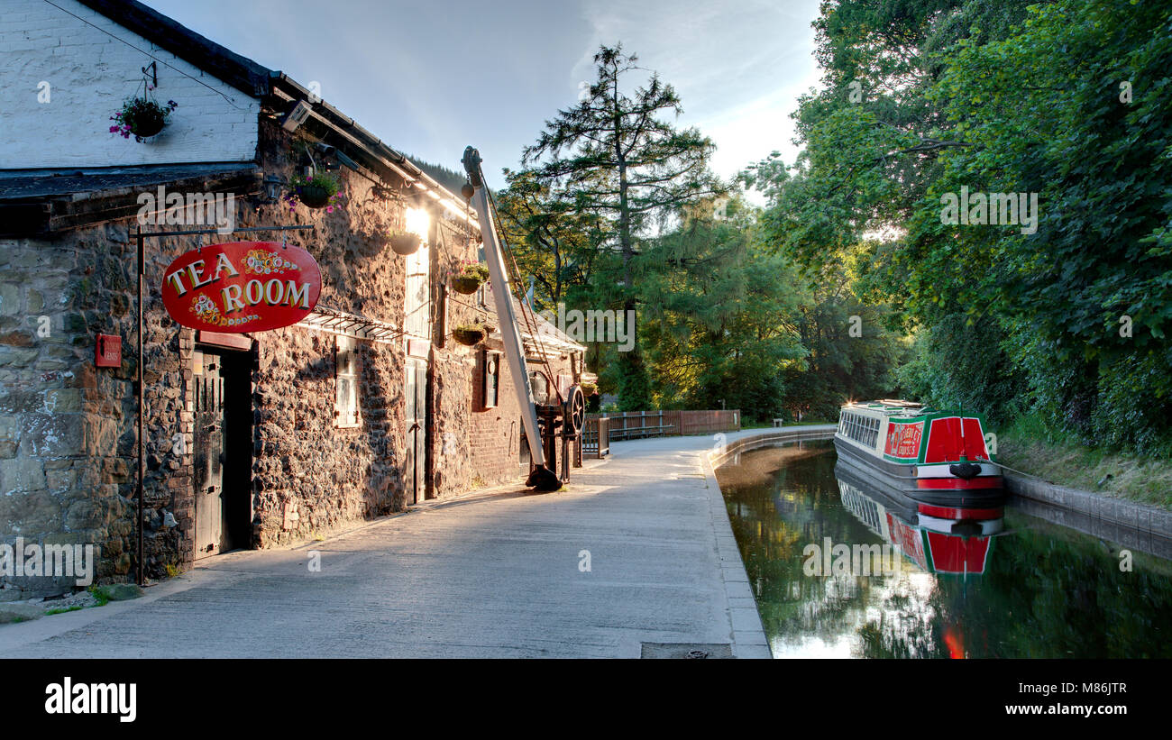 Canal, canal boat and tea room at Llangollen, North Wales Stock Photo