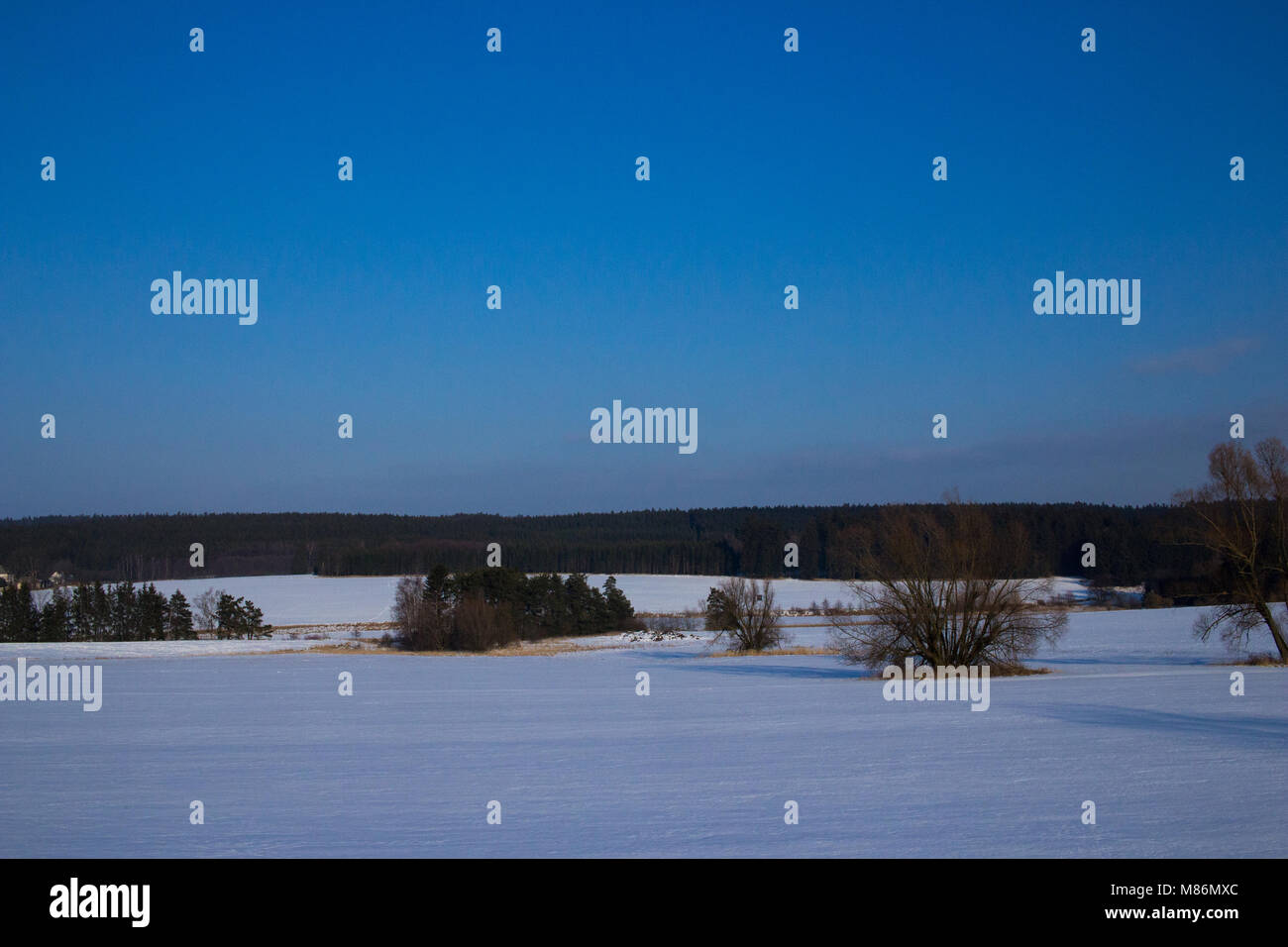 Blue sky snowscape hi-res stock photography and images - Alamy