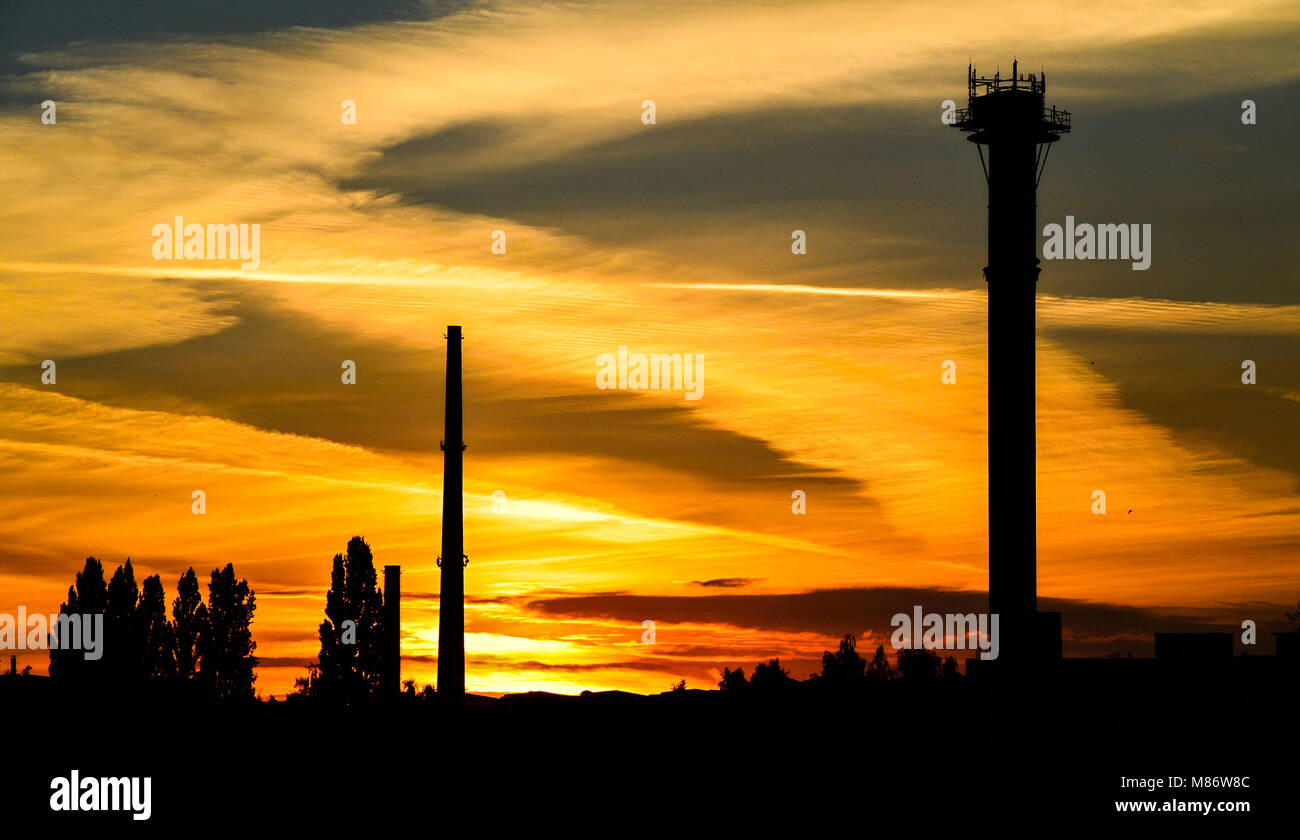 Big sun sunrise hi-res stock photography and images - Alamy
