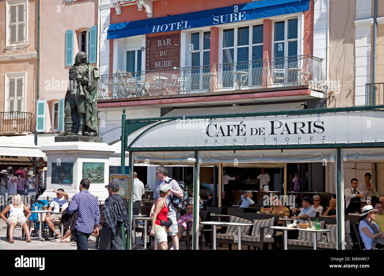 The popular Cafe du Paris next to memorial to Admiral Pierre Andre de Suffren, Saint-Tropez, french riviera, South France, Cote d'Azur, France Stock Photo