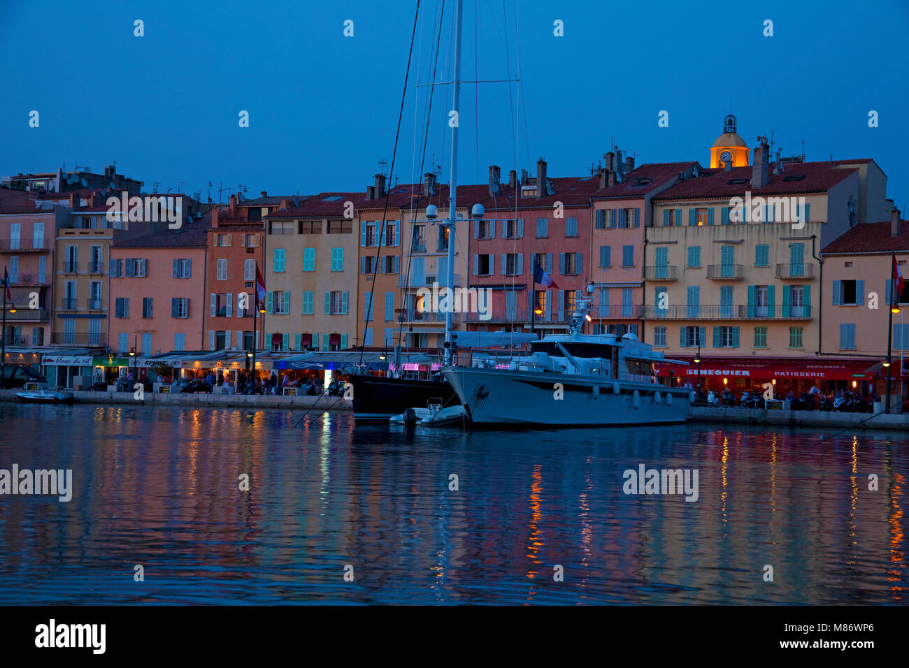 Abendstimmung, Luxusyachten im Hafen von Saint-Tropez, Suedfrankreich ...