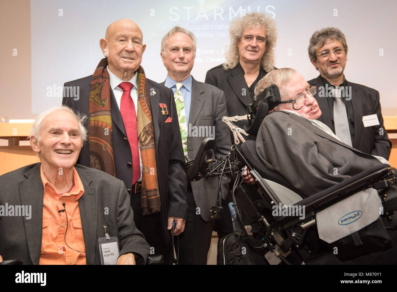 Royal Society, 6-9 Carlton House Terrace, SW1Y 5AG, London, UK. 16th December, 2015. Professor Stephen Hawking, 'Queen' guitarist and astrophysicist D Stock Photo