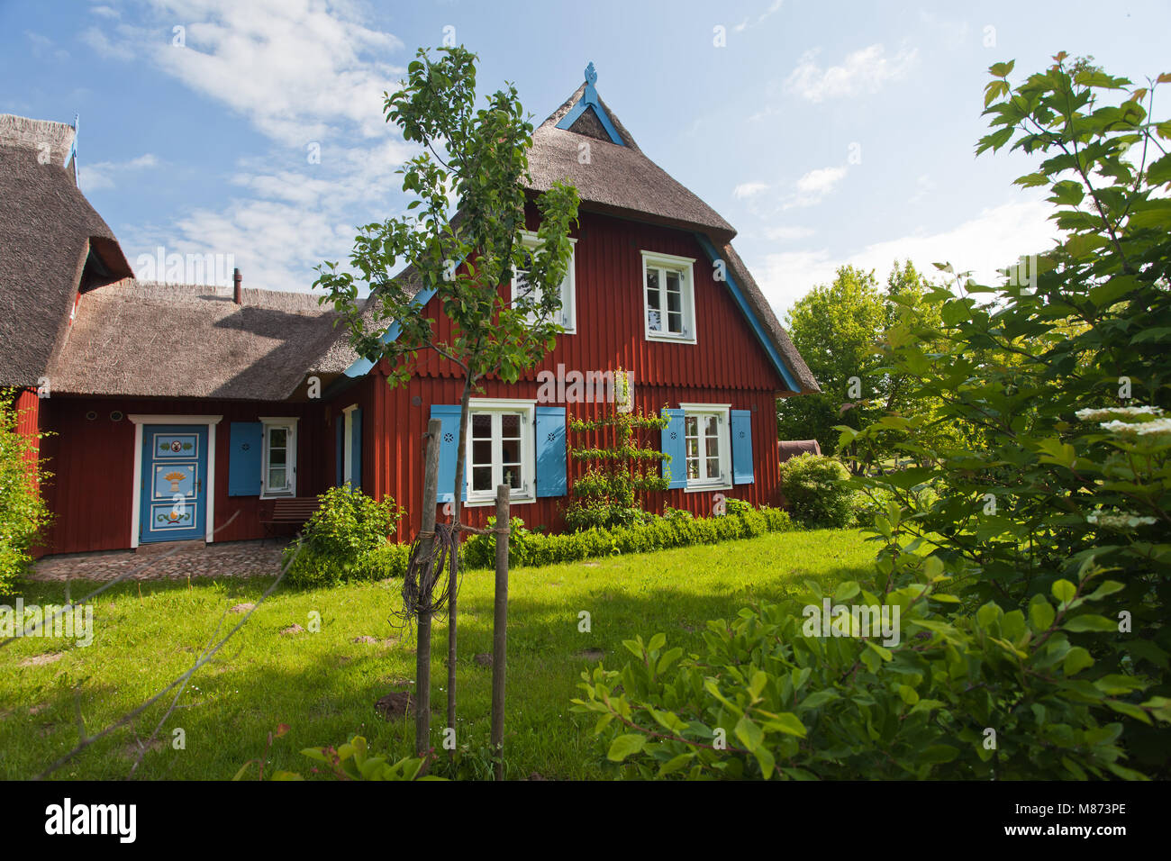 old fisherman's cottage with thatched roof and pretty garden Stock Photo