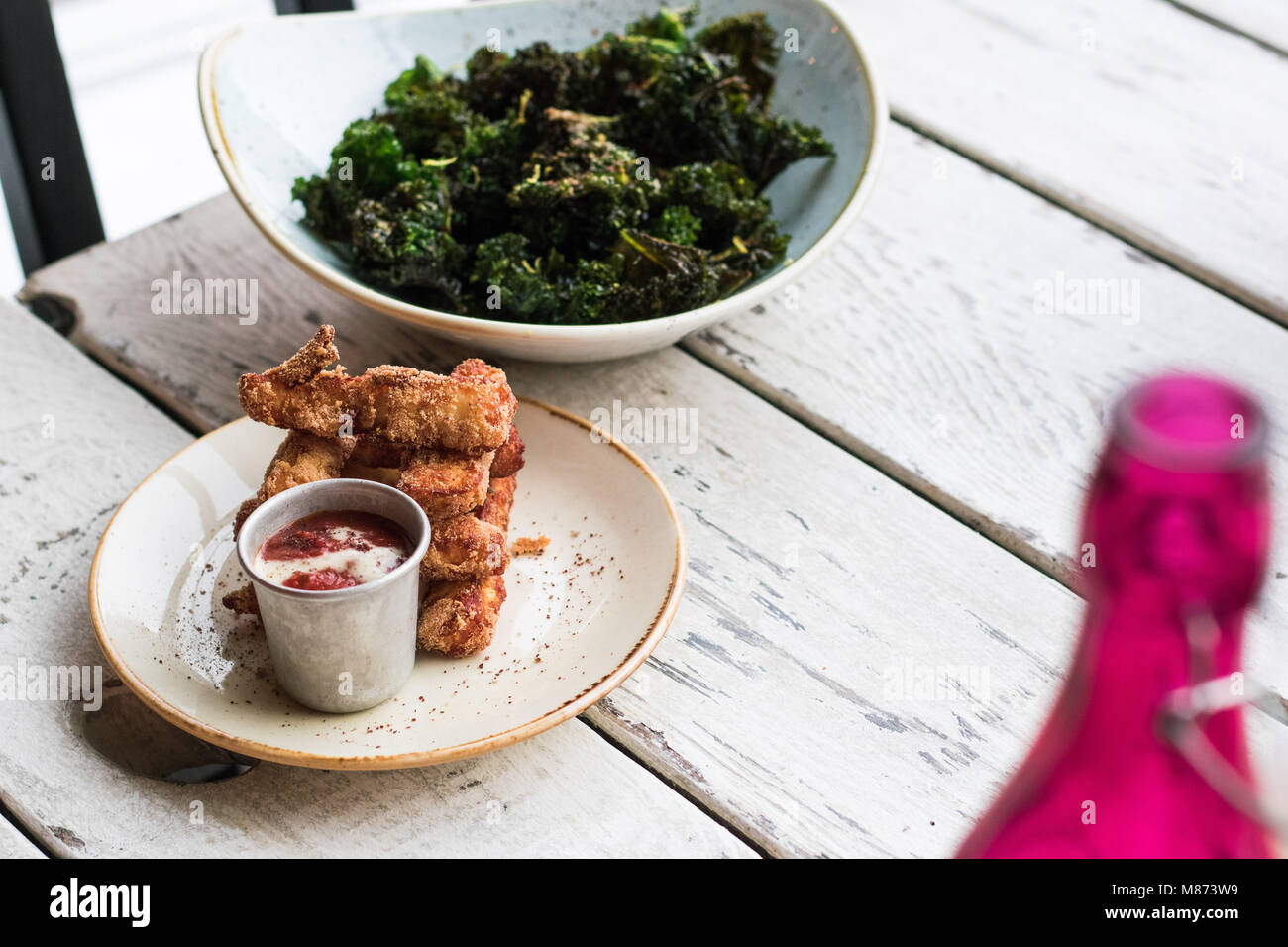 Kale chips deep fried food Stock Photo Alamy