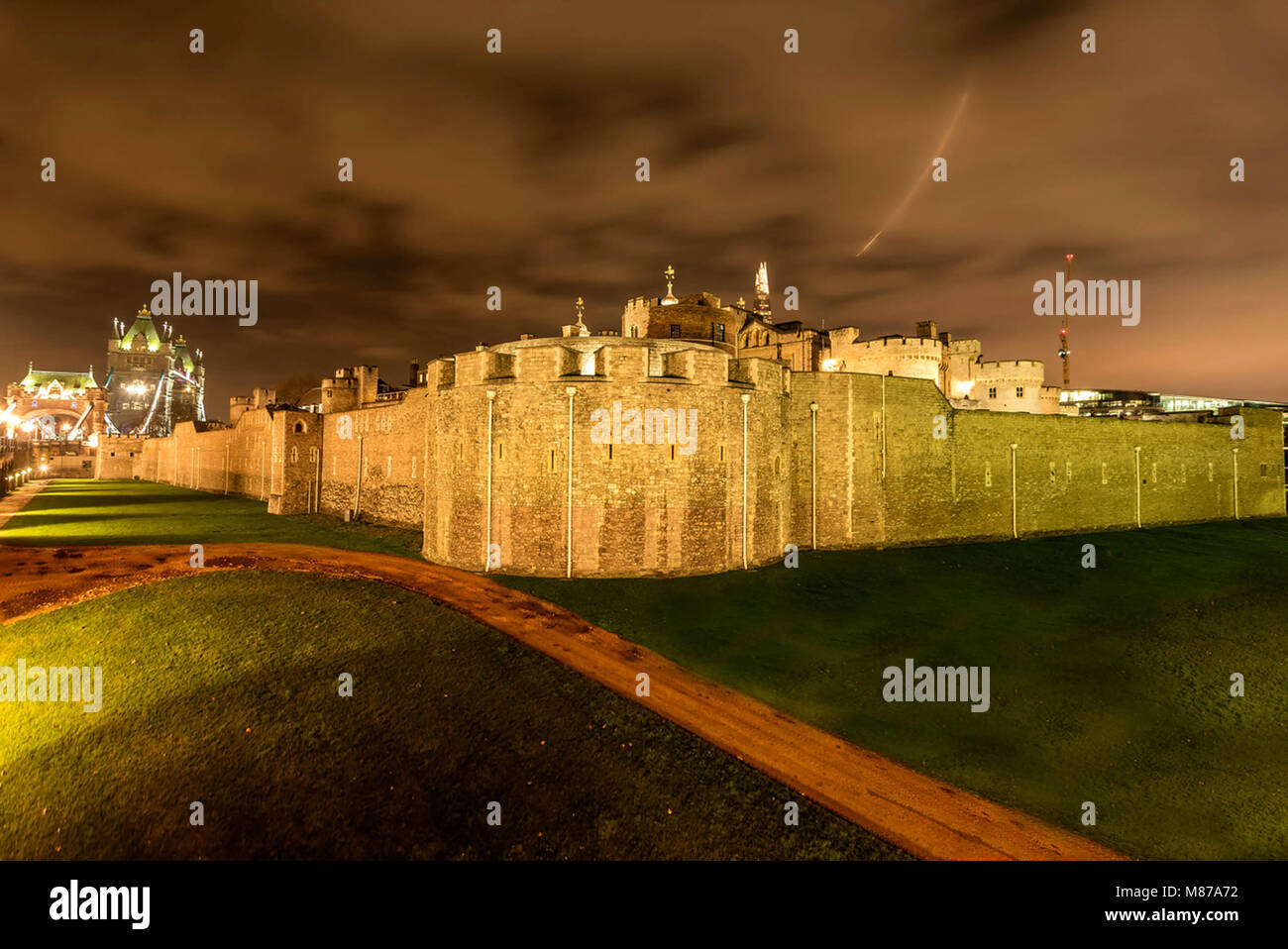 Tower of london night moat hi-res stock photography and images - Alamy