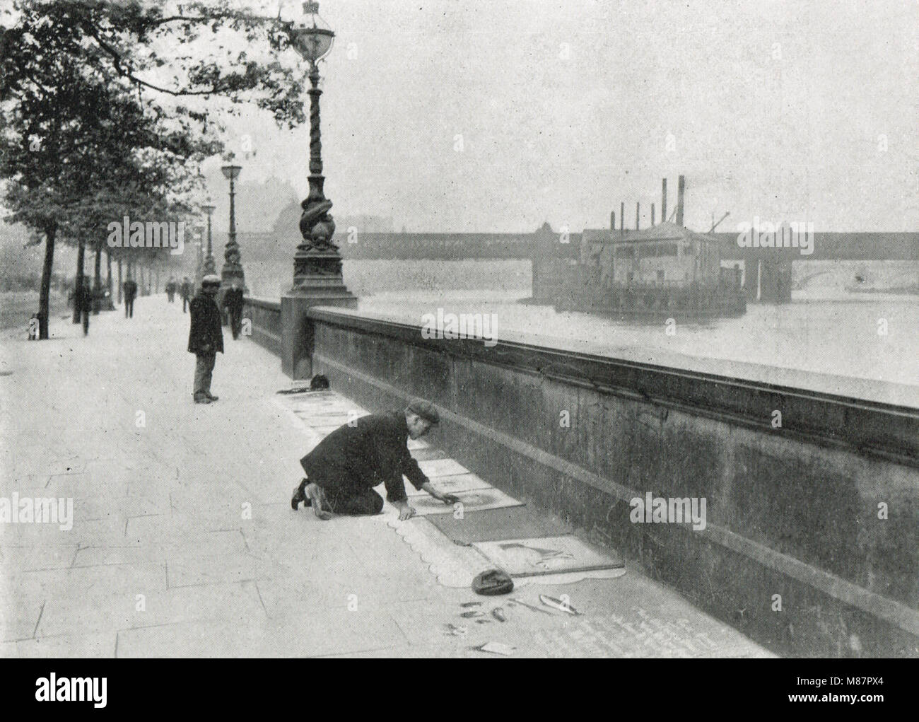 Pavement artist at work, Victoria Embankment, Thames Embankment, London, England, circa 1905 Stock Photo