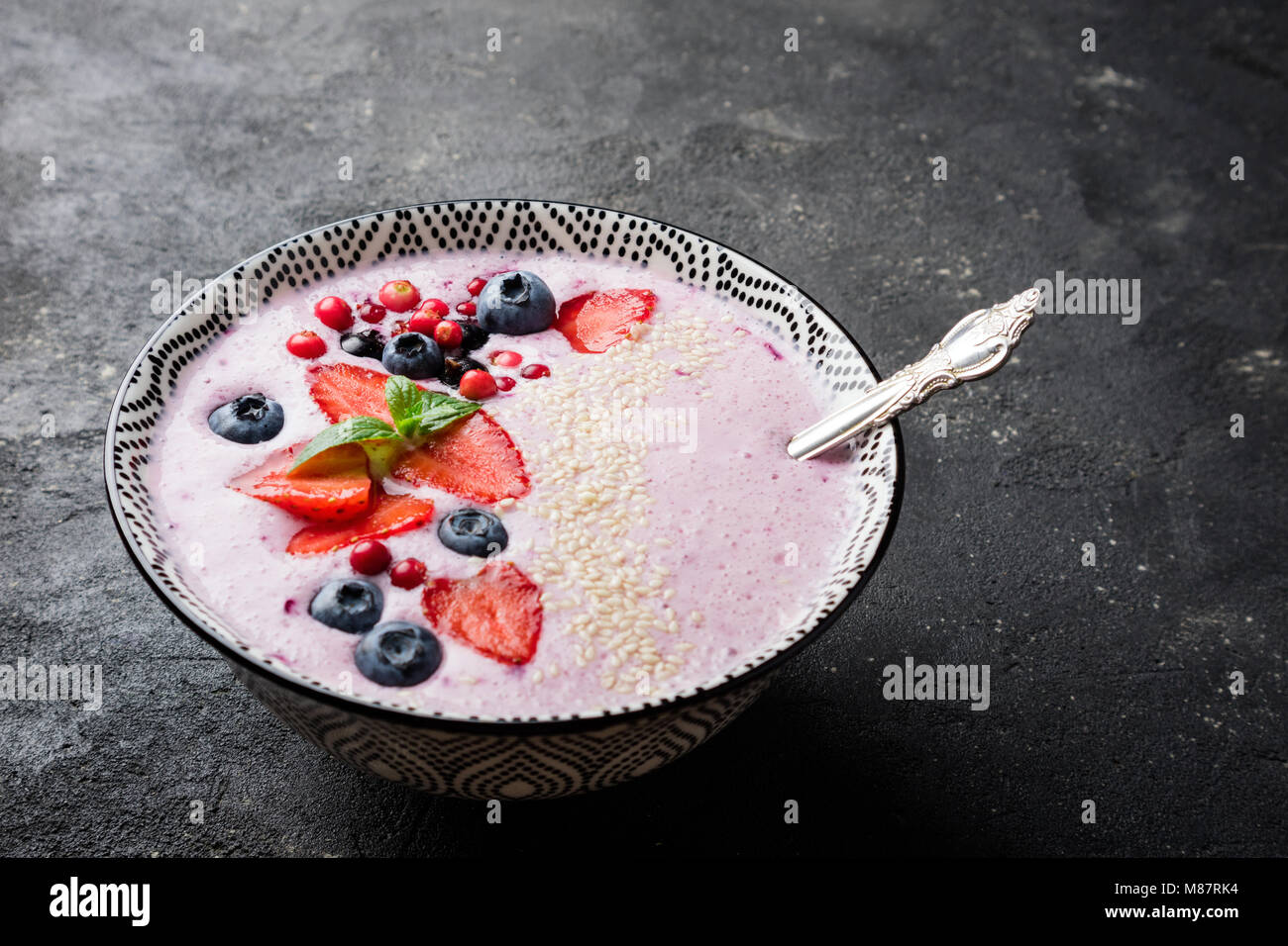 https://c8.alamy.com/comp/M87RK4/smoothies-bowl-with-berries-strawberries-blueberries-cranberries-currants-M87RK4.jpg