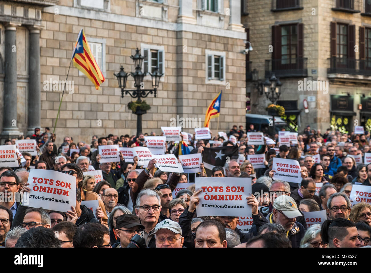 Barcelona, Catalonia, Spain. 15th Mar, 2018. Thousands of protesters seen during the rally.Thousands of pro independence supporters took to the street and rally during a demonstration called by Omnium Cultural to demand a Catalan republic, Credit: Paco Freire/SOPA Images/ZUMA Wire/Alamy Live News Stock Photo