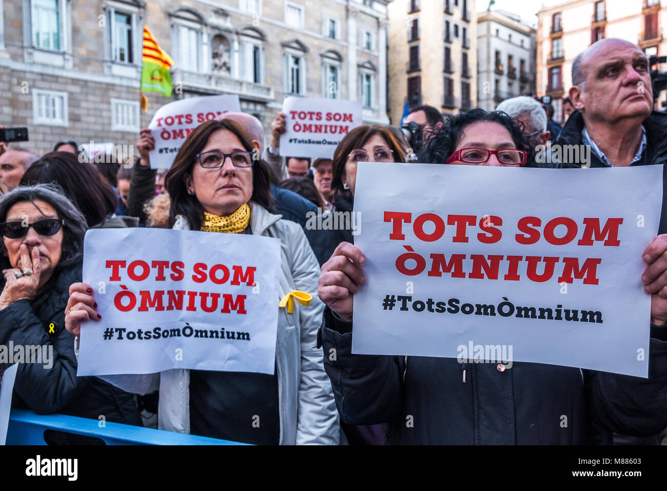Barcelona, Catalonia, Spain. 15th Mar, 2018. Protesters seen with placards during the demonstration.Thousands of pro independence supporters took to the street and rally during a demonstration called by Omnium Cultural to demand a Catalan republic, Credit: Paco Freire/SOPA Images/ZUMA Wire/Alamy Live News Stock Photo
