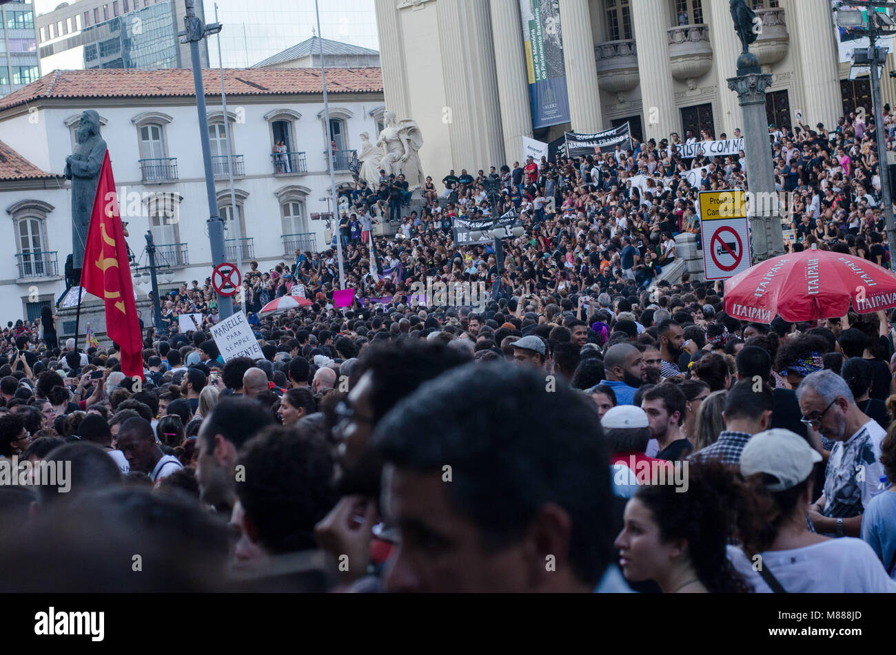 Mourners attend the funeral of slain Brazilian councilwoman and activist Marielle Franco, outside Rio de Janeiro's Municipal Chamber in Brazil on March 15, 2018. Brazilians mourned Thursday for a Rio de Janeiro councilwoman and outspoken critic of police brutality who was shot in the city center in an assassination-style killing on the eve. Some 1,000 people stood under the tropical sun outside City Hall to greet the coffin of Marielle Franco, 38, who was murdered late Wednesday. (PHOTO: VANESSA ATALIBA/BRAZIL PHOTO PRESS) Stock Photo
