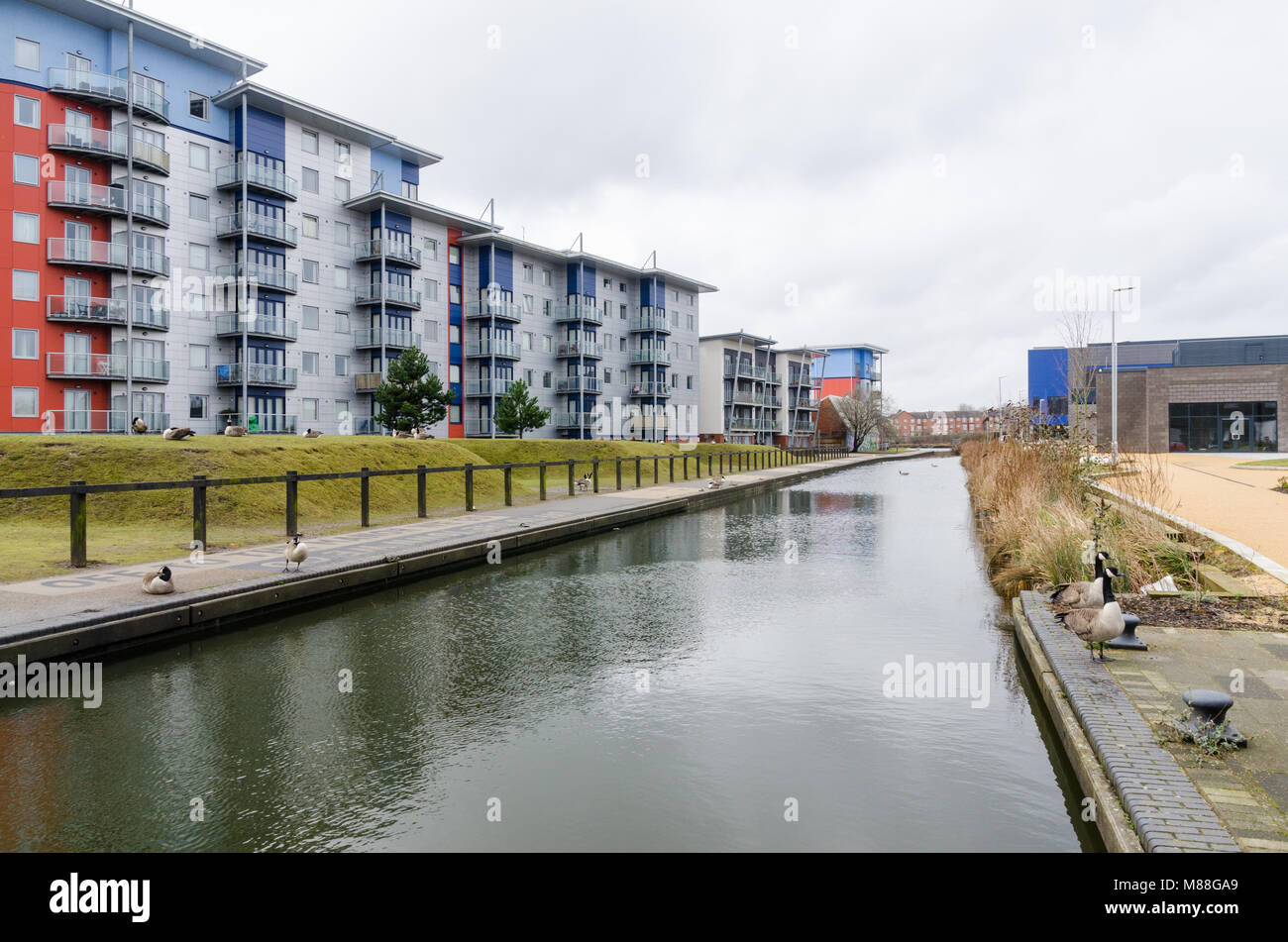 Apartments overlooking canal hires stock photography and images Alamy