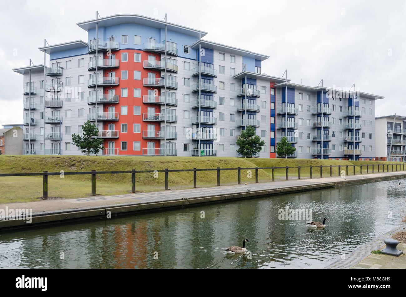 Apartments overlooking canal hires stock photography and images Alamy