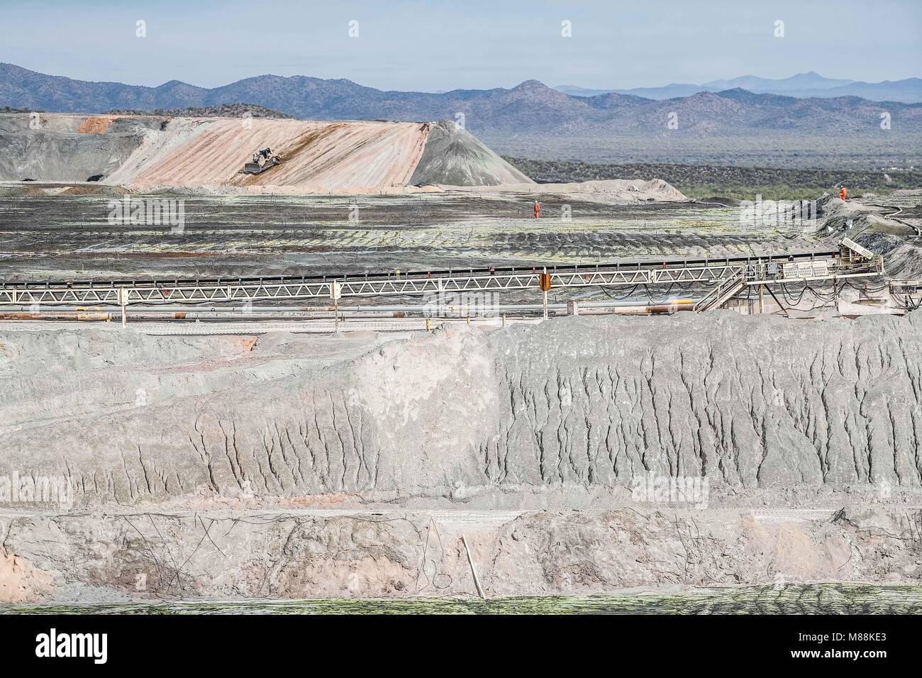 Leaching process Solid extraction of a rock based on solvent liquid