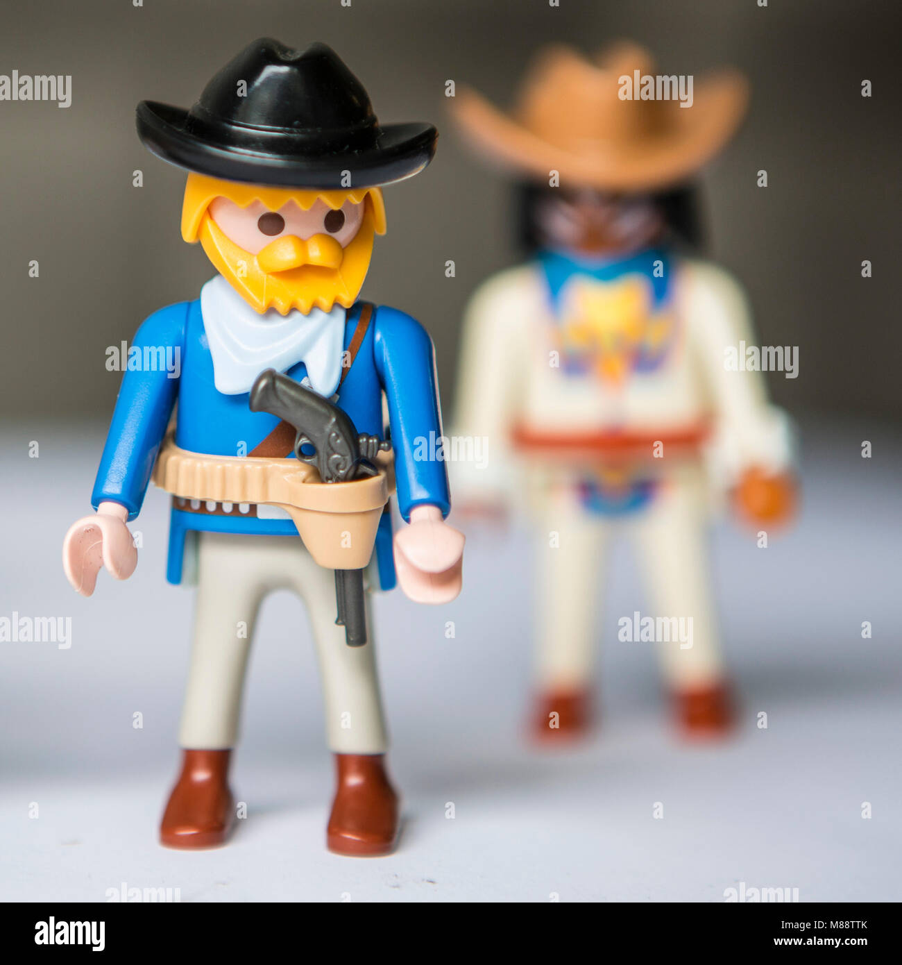 Playmobil-Figuren Cowboy und Indianer, Sherif und Bandit Stock Photo - Alamy