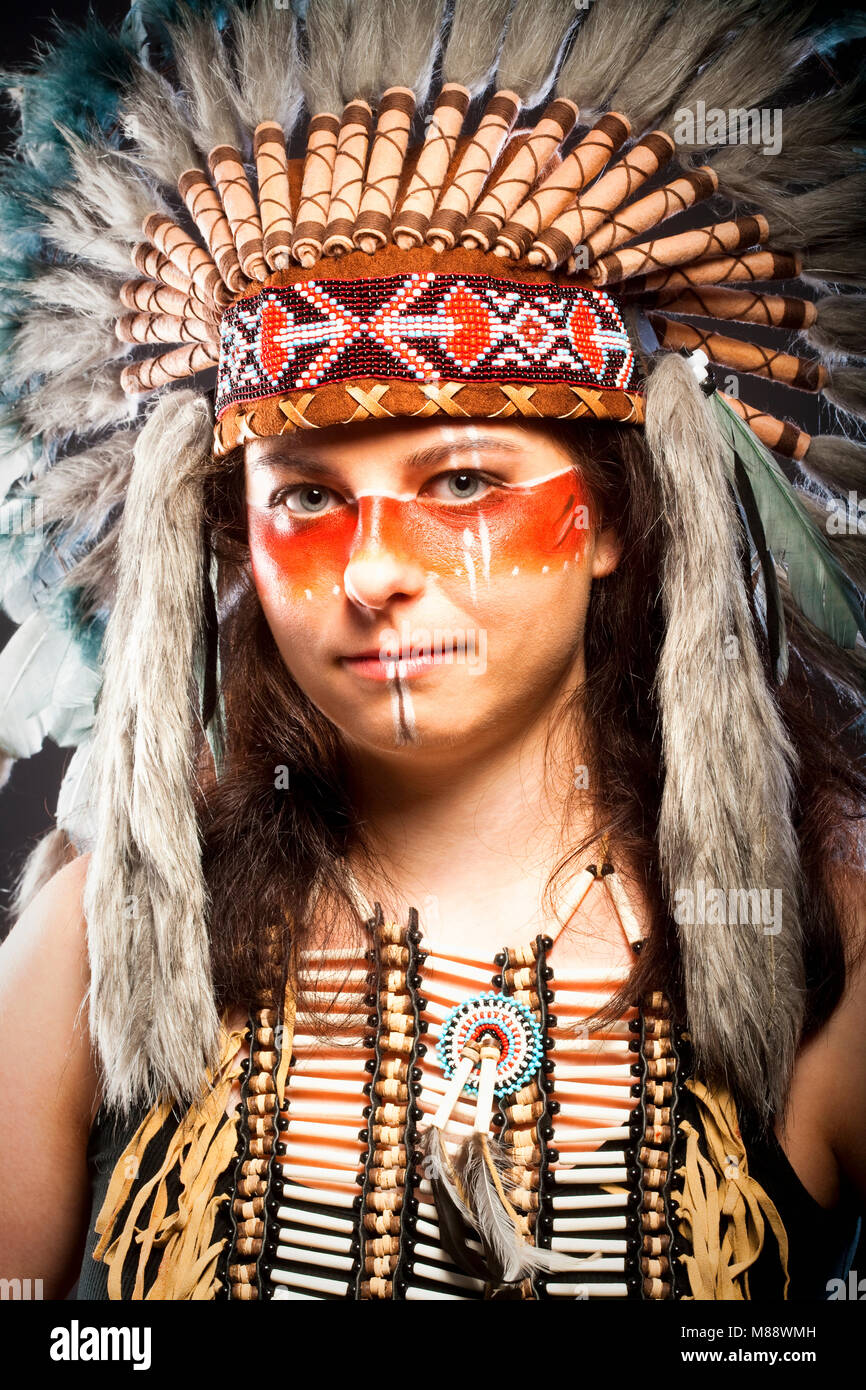 Native American Indian Chief War Bonner Headdress Stock Photo - Alamy