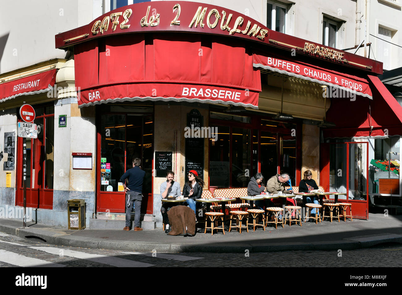 Café des 2 Moulins, rue Lepic, Montmartre, Paris, France Stock Photo