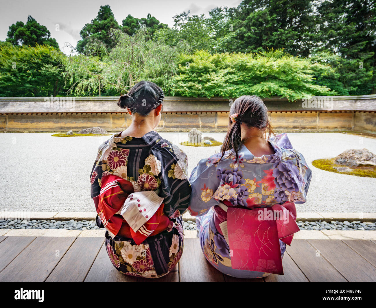 Japanese women garden hi-res stock photography and images - Alamy
