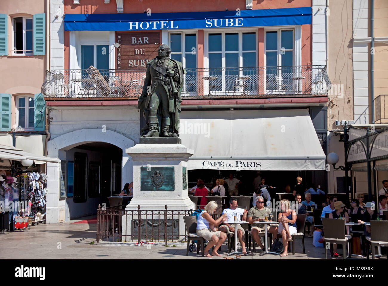 The popular Cafe du Paris next to memorial to Admiral Pierre Andre de Suffren, Saint-Tropez, french riviera, South France, Cote d'Azur, France Stock Photo
