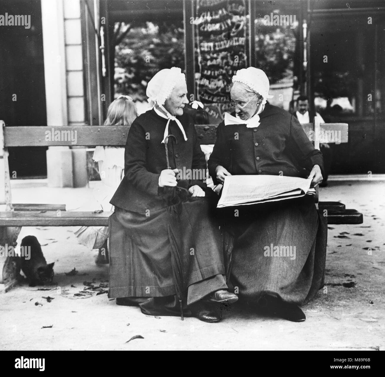 Paris 1900 women hi-res stock photography and images - Alamy