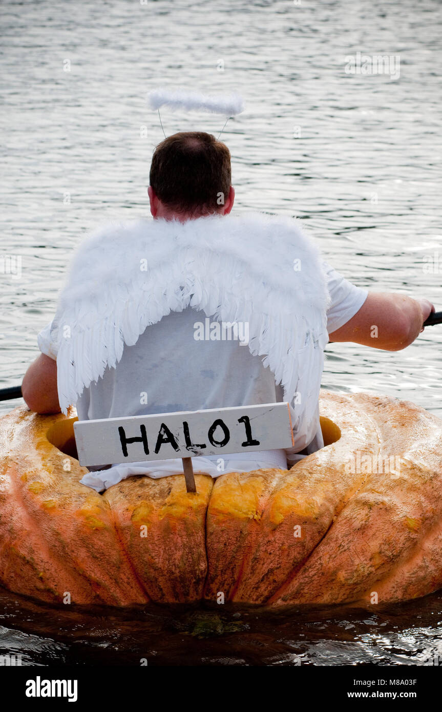 Giant pumpkin grower Brett Hester of Canby, Oregon paddles his craft dubbed 'Halo 1' to the starting line. Giant pumpkin growers from Oregon and Washi Stock Photo