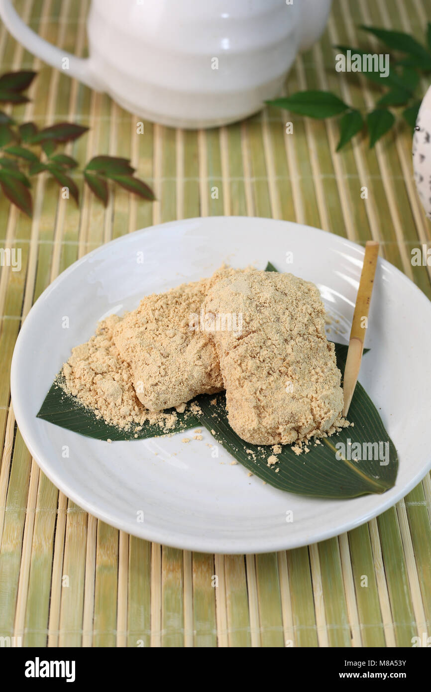 Rice Cakes with Roasted Soy Flour Stock Photo Alamy