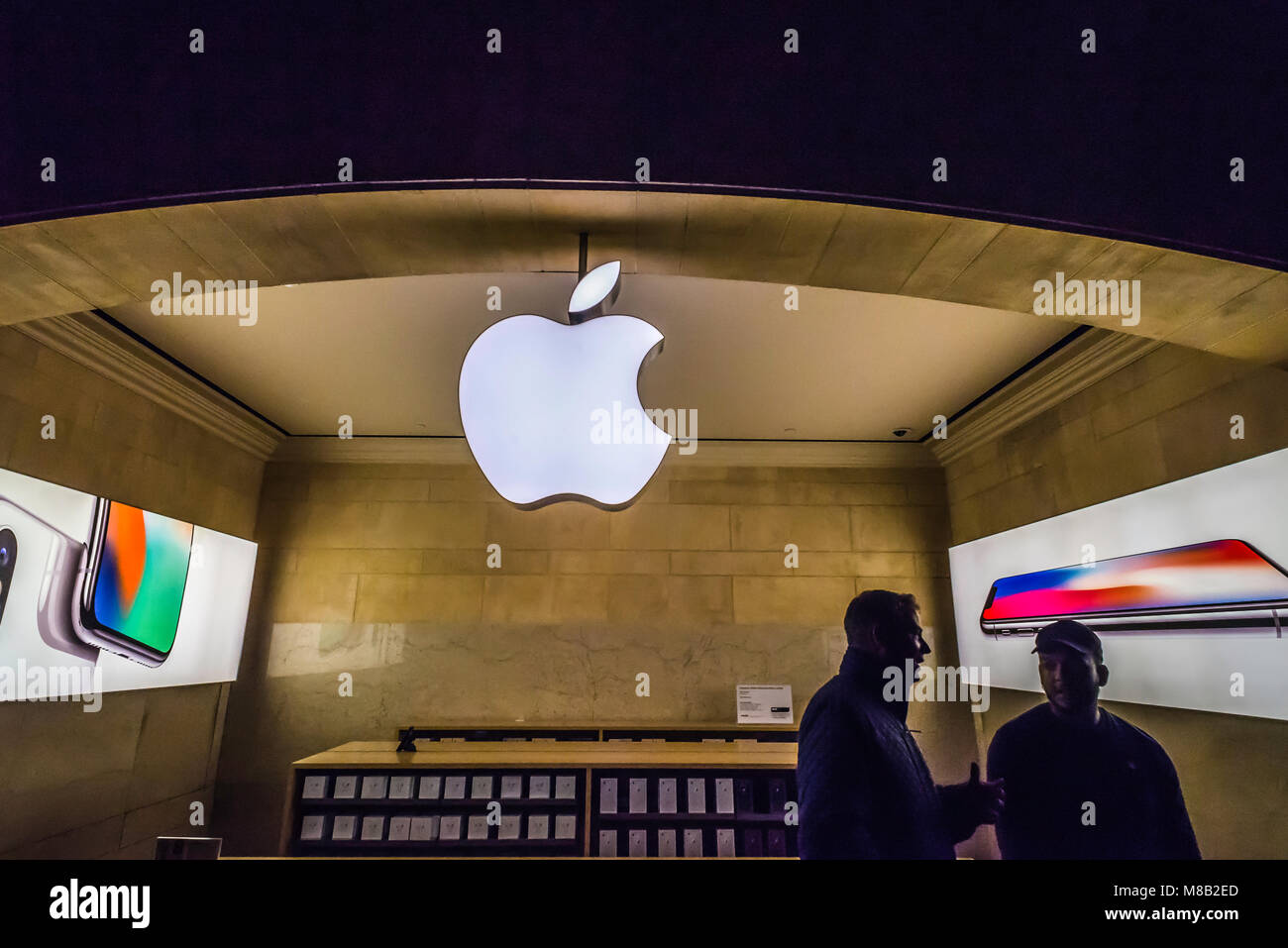 Grand Central terminal APPLE store and information center Stock Photo ...